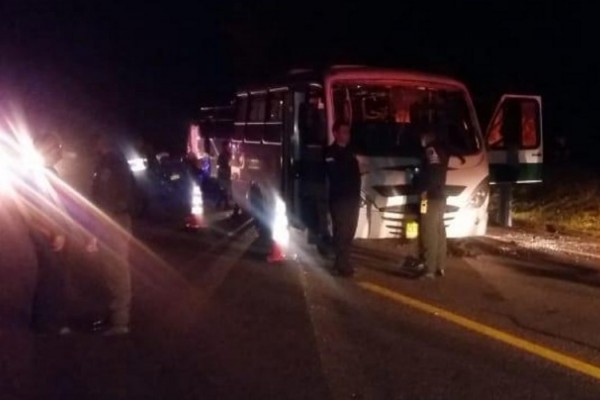 Un vehículo de la Policía que transportaba un escuadrón del ESMAD se accidentó ésta madrugada