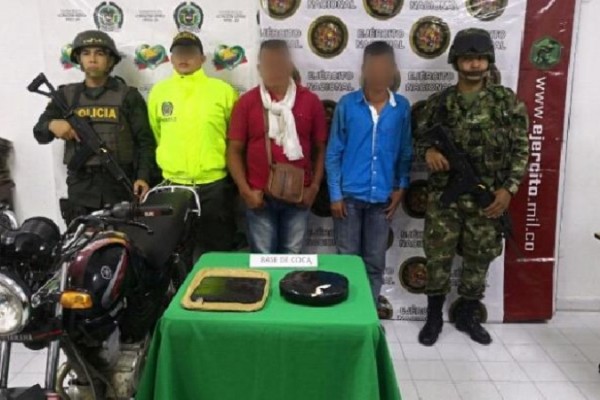 Transportaban base de coca oculta en balde con alimentos