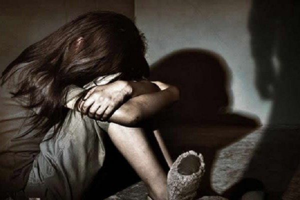 Detenido hombre por actos sexuales contra su hija en flagrancia
