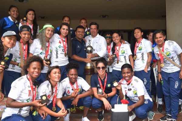 Multitudinario recibimiento para el Atlético Huila femenino