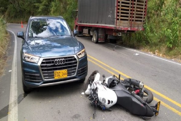 Triple choque en los altares deja como saldo una persona muerta