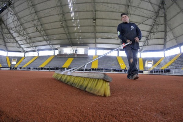 Lista cancha de tenis en el Palacio de los Deportes