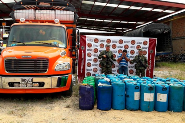 Incautan 600 galones de químicos usados para procesar cocaína