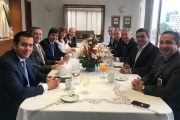 Congresistas dan espaldarazo a cafeteros del Huila