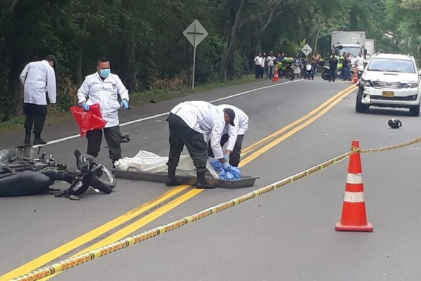 En un fatal accidente se vieron involucrados funcionarios de la alcaldía de Neiva, un hombre perdió la vida.