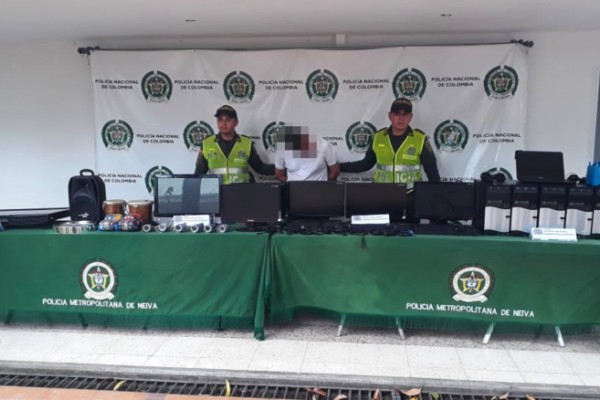 ¡Lo cogieron robando un colegio!
