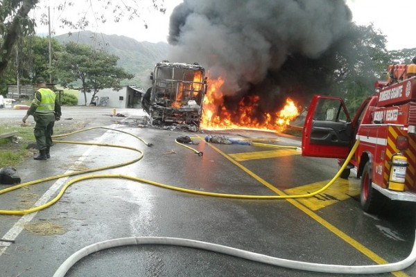 Accidente deja una persona muerta y un bus incinerado