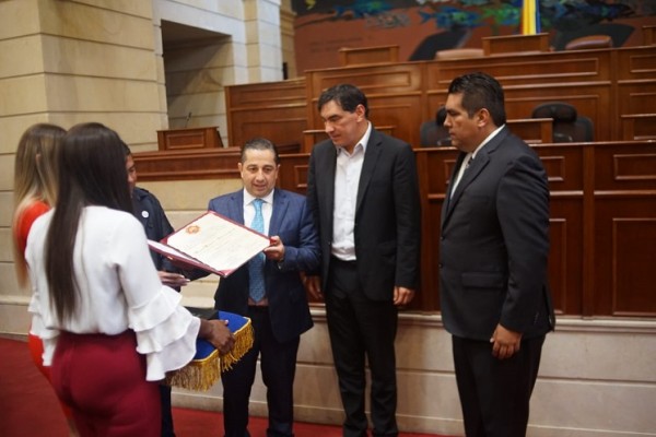 Polémica condecoración a empresa de minería se dio en el Congreso