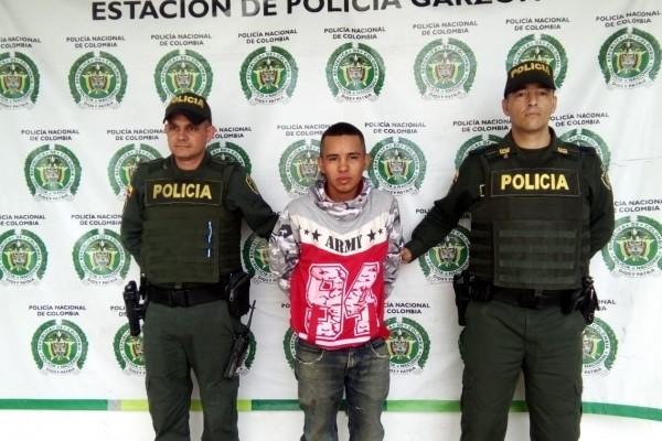 Este hombre apuñaló a una mujer de la tercera edad