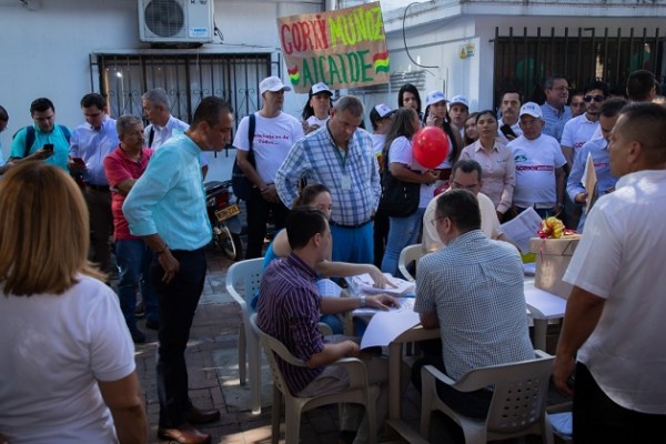 Gorky Muñoz el primero en presentar las firmas