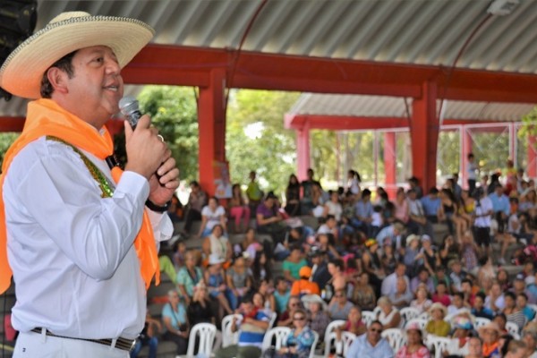 Luis Enrique Dussán realizó firmatón para su campaña