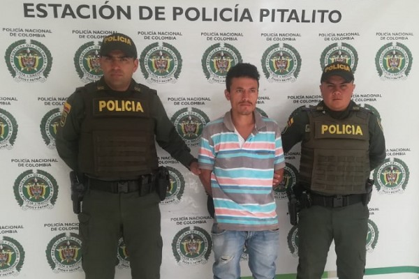 Un hombre sacó a su mujer de la ducha y la obligó a salir desnuda a la calle