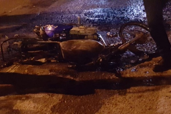 Comunidad incineró motocicleta de ladrones