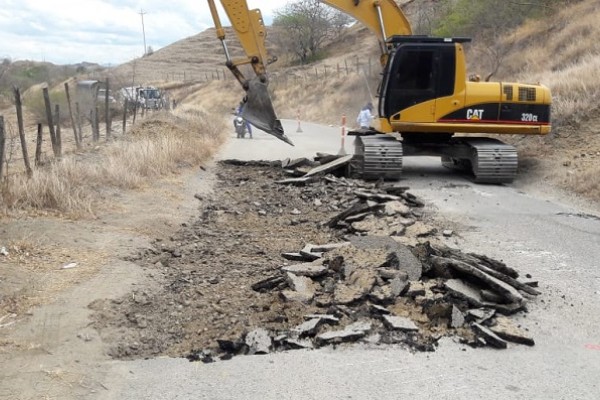 Vía a Villavieja está siendo mejorada