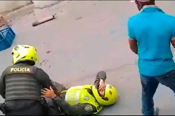 A piedra, comunidad atacó a policías para evitar captura de ladrones