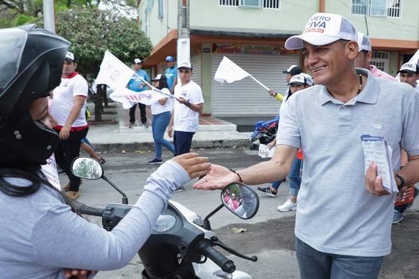 Casa a casa Gorky Muñoz recorre las comunas de Neiva