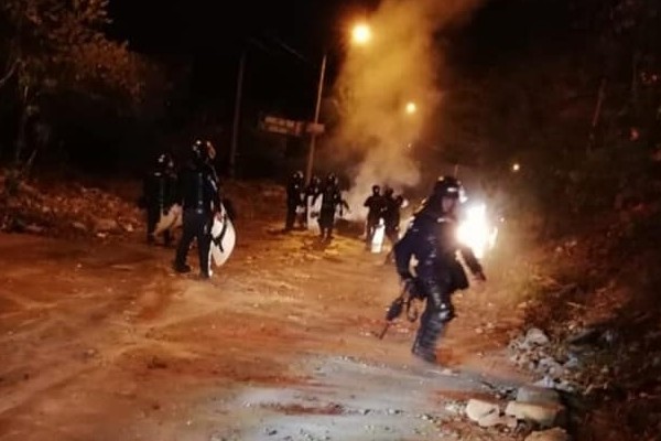 Invasores de predio en la vía Galindo, a piedra y palo insisten invadir