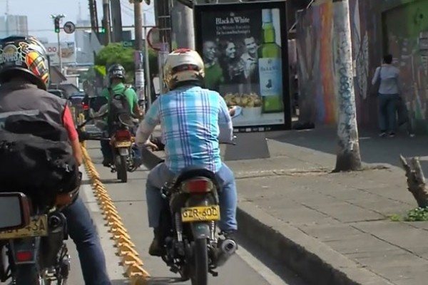 Multas para motociclistas que invadan la cicloruta