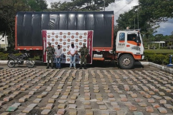 Entre bultos de cemento llevaban camuflada la marihuana