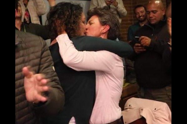 El beso de la victoria para Claudia López