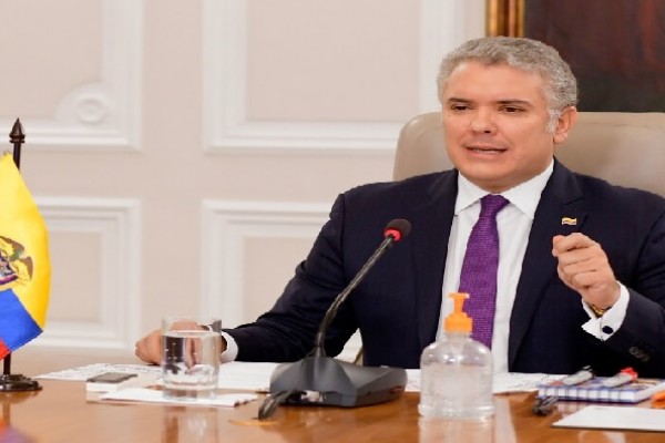 Gobierno asumirá el 50 % de la prima para trabajadores formales de un salario mínimo
