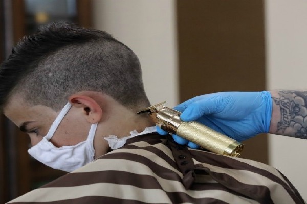 Peluquerías, salones de belleza y barberías podrán operar con cita previa