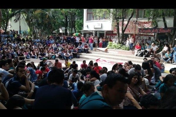 Plantón de estudiantes de la USCO por matricula 0