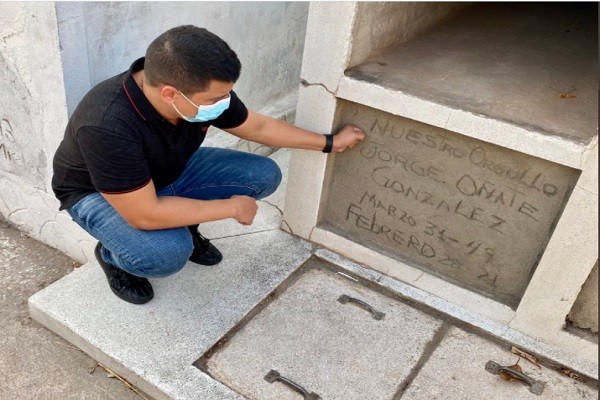 Tildan de muy sencilla la tumba de Jorge Oñate