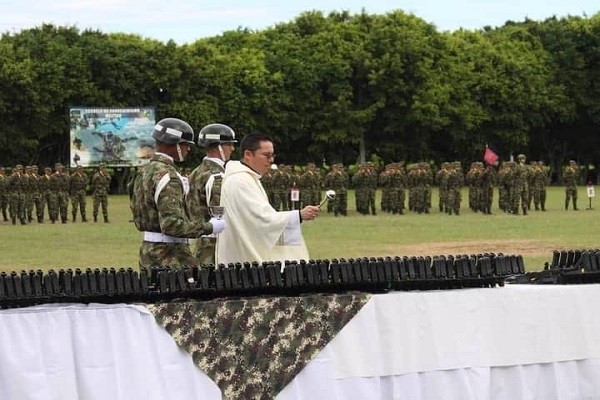 Papa Francisco critica a sacerdotes que bendicen armas