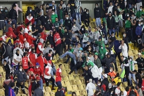 En video quedó registrada salvaje agresión en medio de los desmanes en el "Campín"