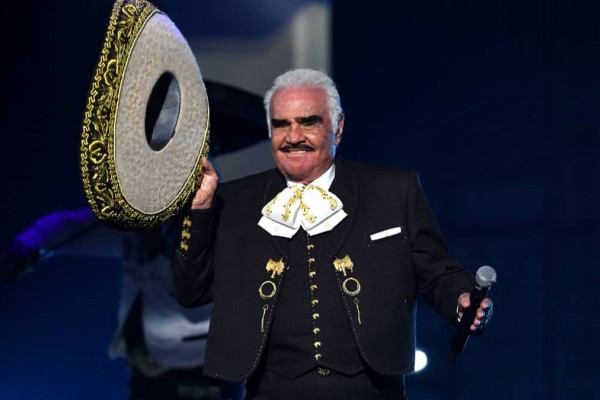 Salud de Vicente Fernández mejora lentamente