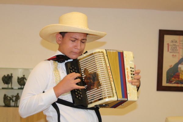 “El Pollo Rivas”, joven opita que deleita con su acordeón