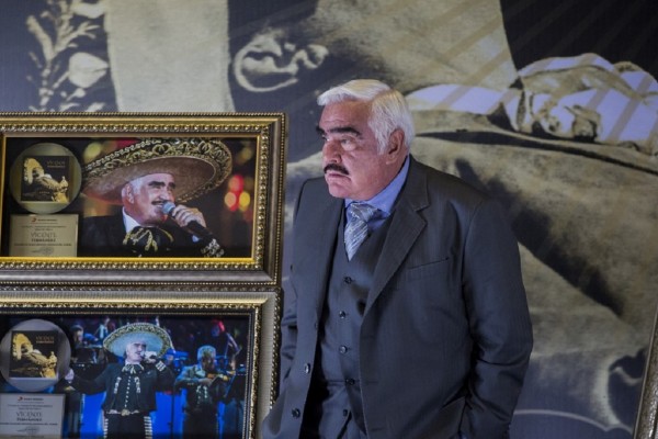 Vicente Fernández permanece con pronostico reservado