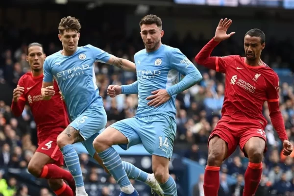 Jugadores del Liverpool y Manchester City se arrodillaron
