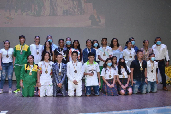 Niños y niñas del Huila condecorados con incentivos económicos