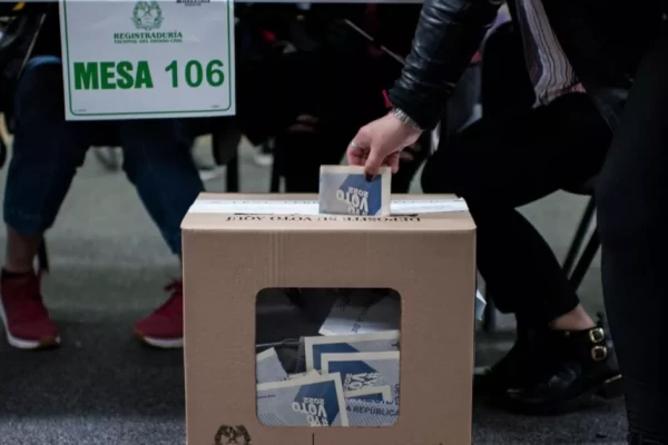 Campañas de Petro y Hernández blindan sus votos