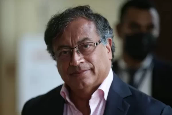 Petro abre el debate sobre porte de armas en Colombia