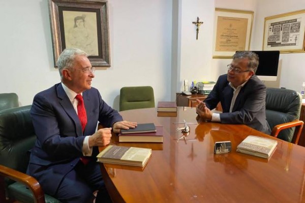 Gustavo Petro y Álvaro Uribe se reunieron tras marcha en el país