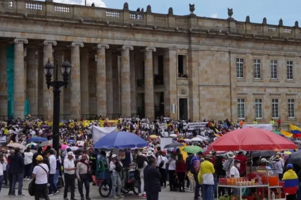 Cambian de fecha nueva marcha contra Gustavo Petro