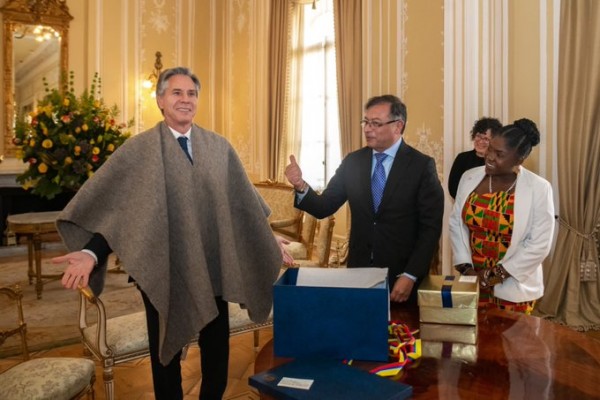 Petro 'encartó' con regalo Antony Blinken