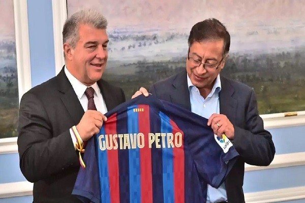 Gustavo Petro no es la nueva adquisición del Barcelona y mucho menos el reemplazo de Gerard Piqué