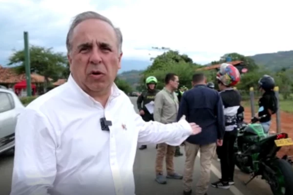 Sin SOAT y con exceso de velocidad motociclista se estrelló con el Ministro de Transporte