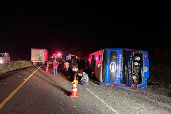 Volcamiento de bus de Coomotor dejó tres lesionados