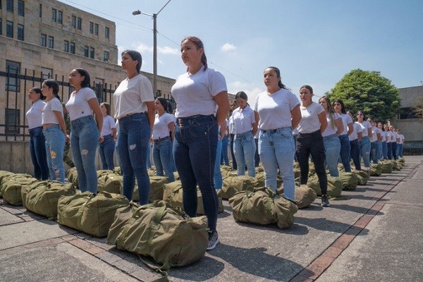 Mujeres cambiaron sus tacones y vestidos por botas y camuflados