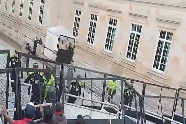 Indígenas otra vez intentaron ingresar a la fuerza al Congreso