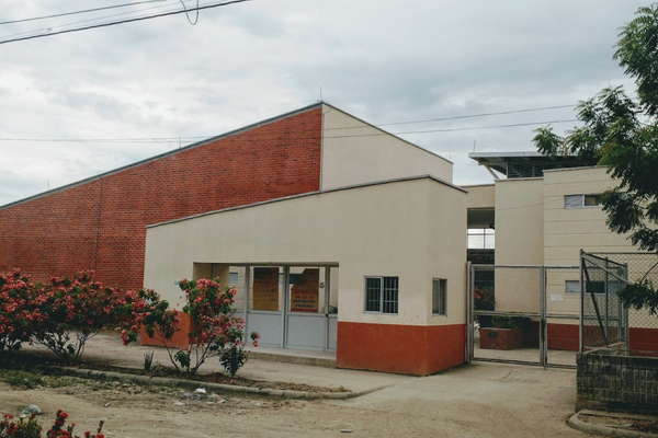 Plantón en Institución Educativa de Palermo por nombramiento de profesor señalado de presunto abuso sexual