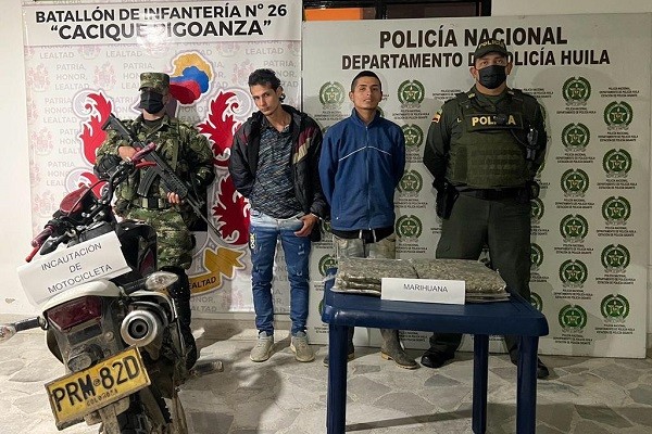 En motocicleta llevaban 3 kilos de marihuana