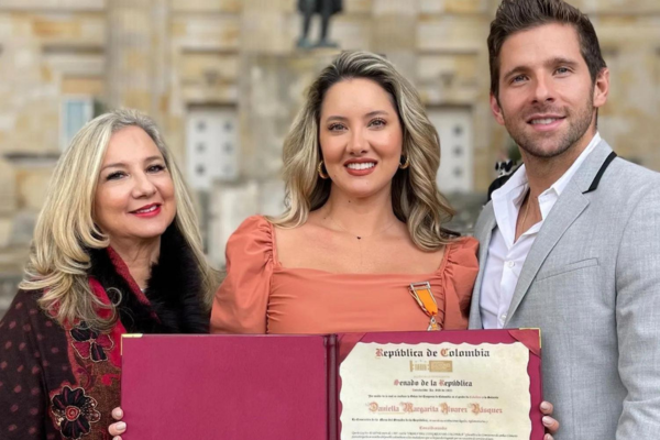 La presentadora Daniela Álvarez recibió reconocimiento por parte del Congreso