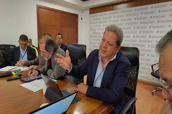 Gobernador del Huila atento a defender las compensaciones de las familias del Huila