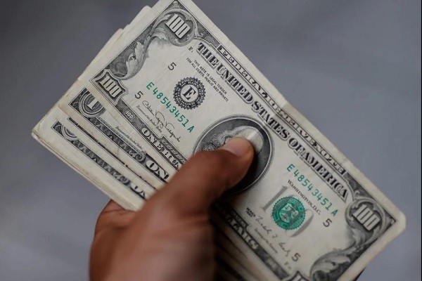 El dólar empezó a subir y se acercó a los 4.500 pesos